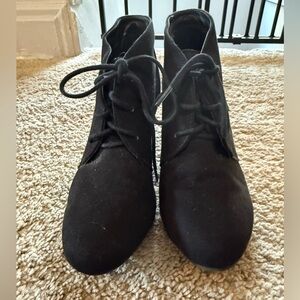 👢Chinese Laundry Wedge Lace Up Booties Vivienne - Size 8